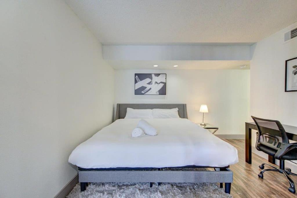 Lux Suite /King Bed /Free Parking/Pool/First Floor 휴스턴 외부 사진