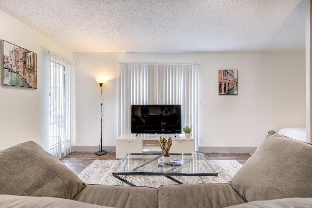 Lux Suite /King Bed /Free Parking/Pool/First Floor 휴스턴 외부 사진