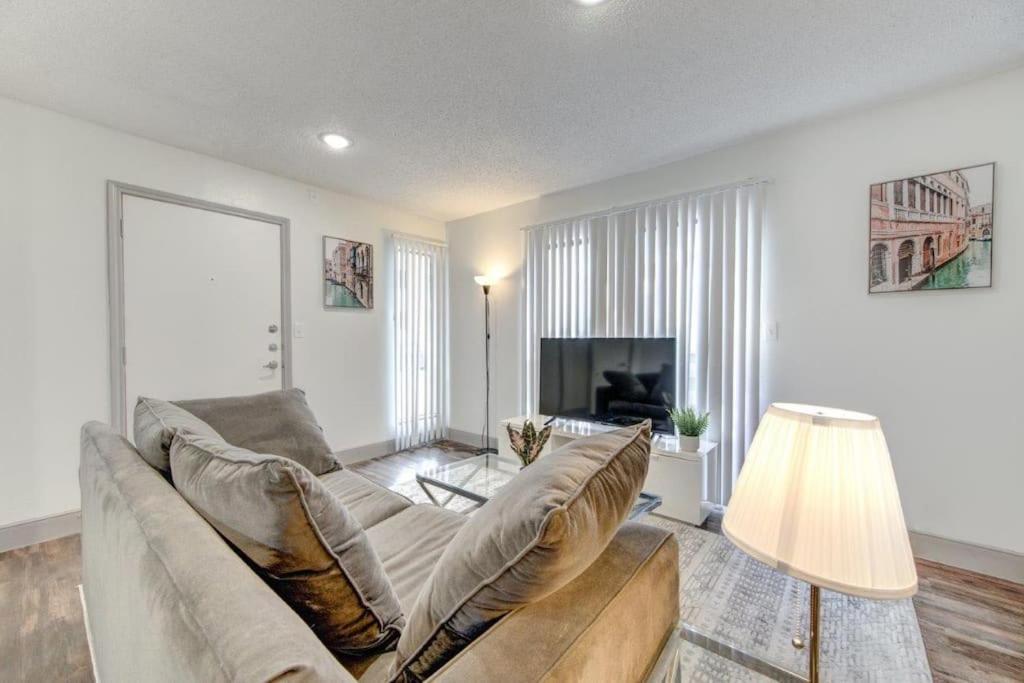 Lux Suite /King Bed /Free Parking/Pool/First Floor 휴스턴 외부 사진