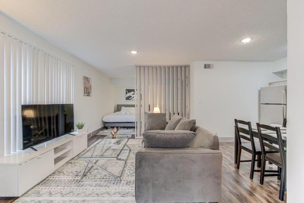 Lux Suite /King Bed /Free Parking/Pool/First Floor 휴스턴 외부 사진