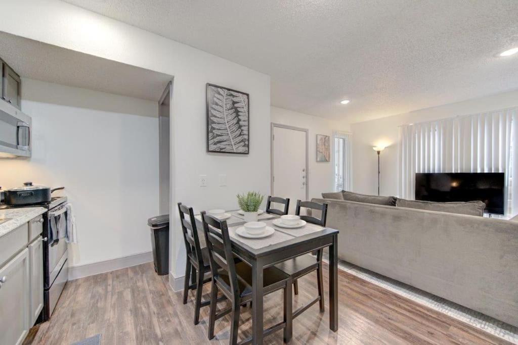 Lux Suite /King Bed /Free Parking/Pool/First Floor 휴스턴 외부 사진