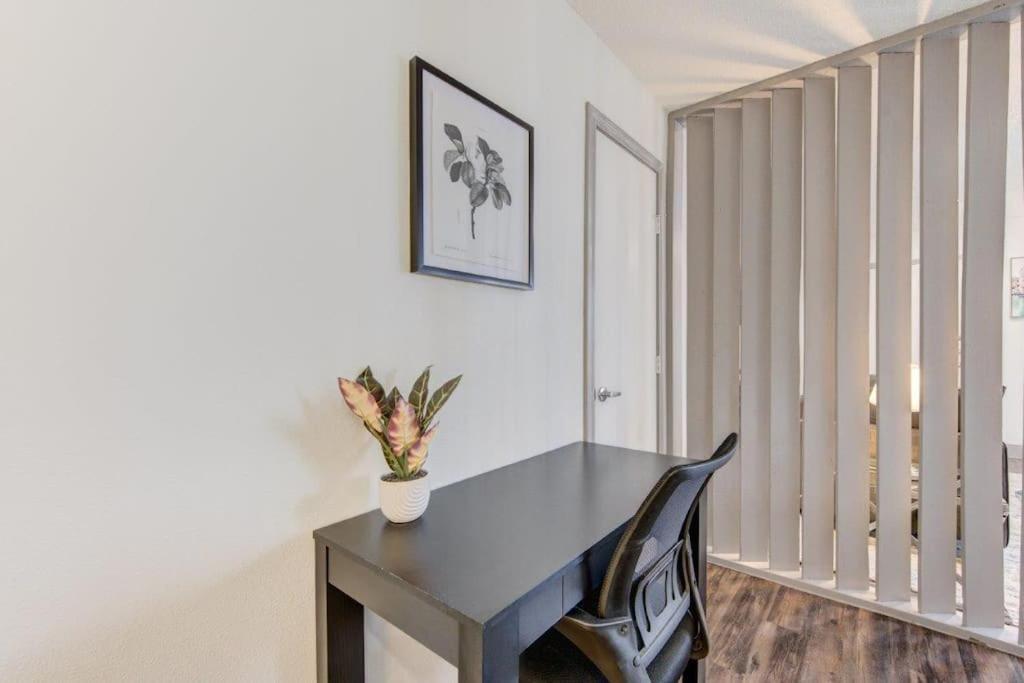 Lux Suite /King Bed /Free Parking/Pool/First Floor 휴스턴 외부 사진