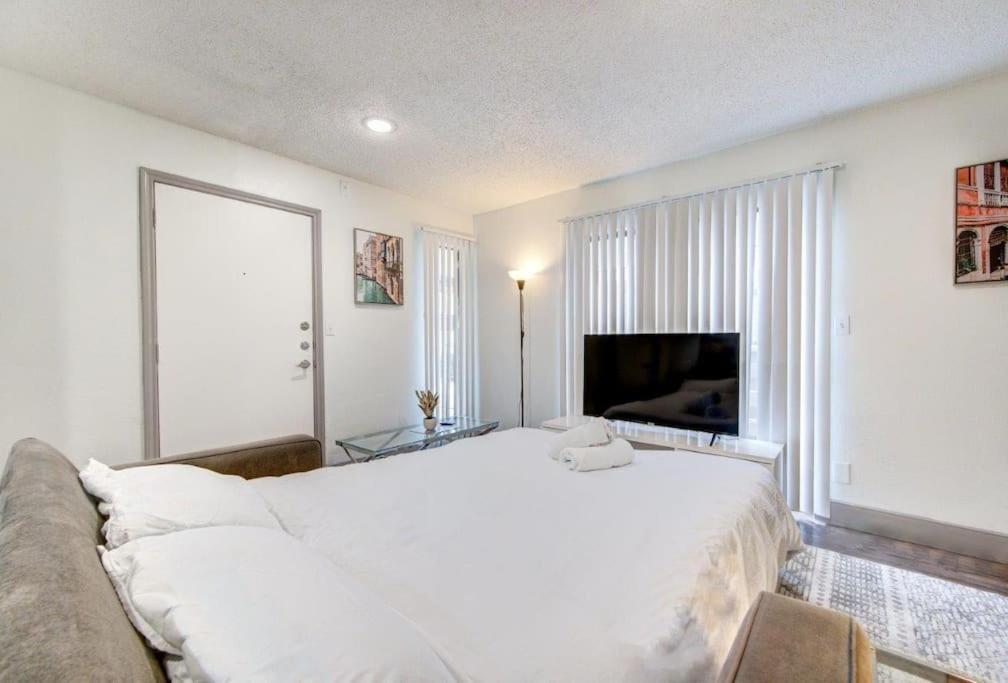 Lux Suite /King Bed /Free Parking/Pool/First Floor 휴스턴 외부 사진
