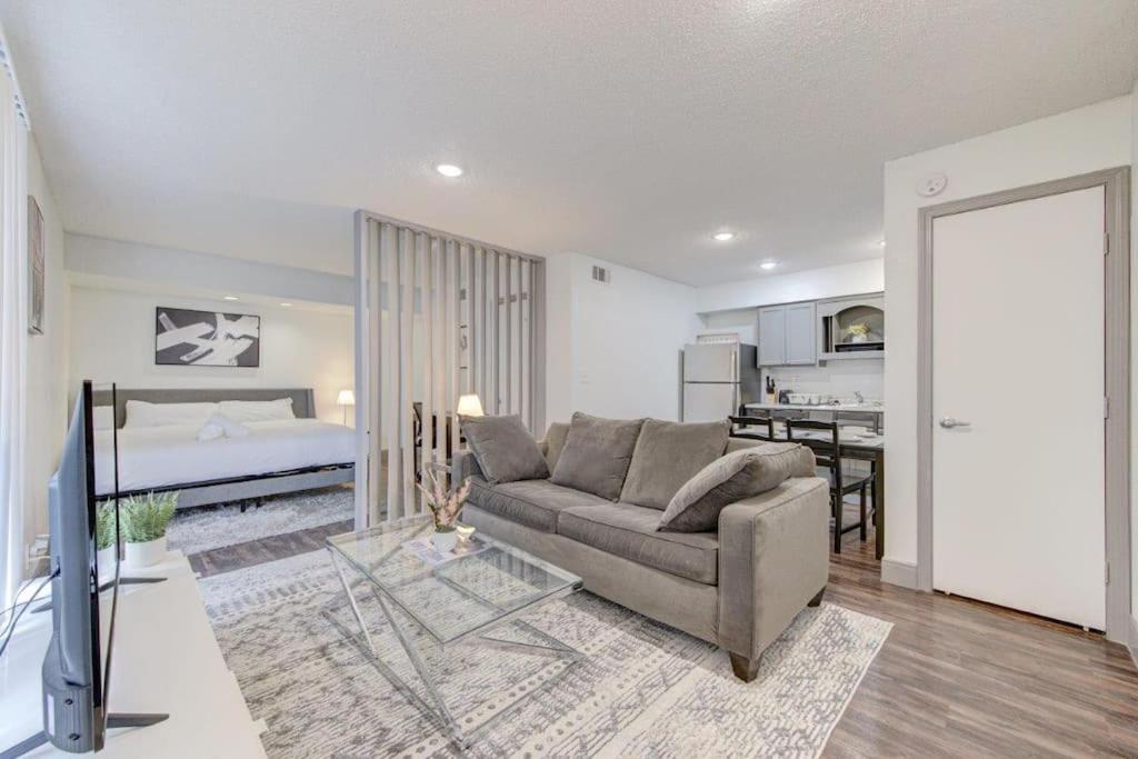 Lux Suite /King Bed /Free Parking/Pool/First Floor 휴스턴 외부 사진